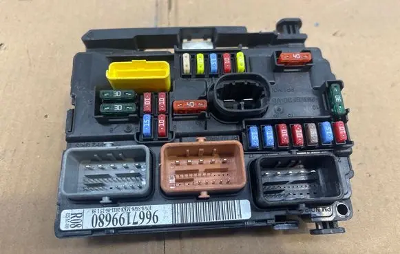 Peugeot 208 I Fuse module 9667199680