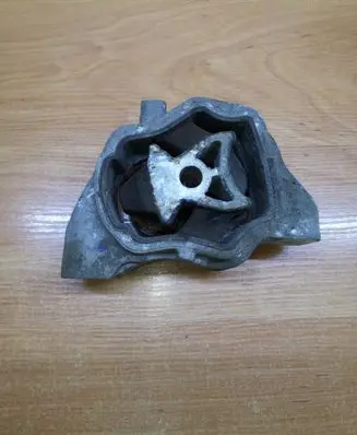 Volvo S60 Engine mount bracket