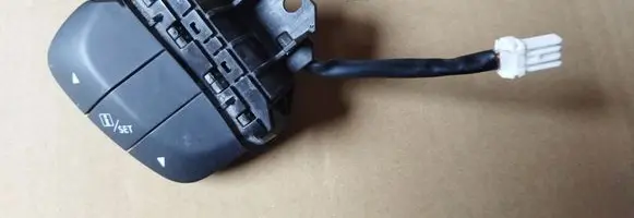 Steering wheel buttons/switches