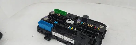 Opel Zafira B Fuse module 13220831 5DK00866953 13220831HQ