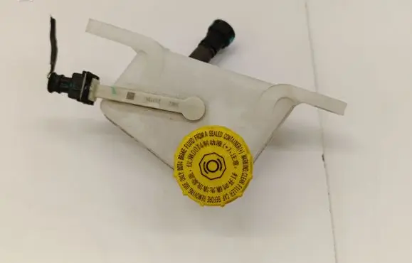 Brake fluid reservoir