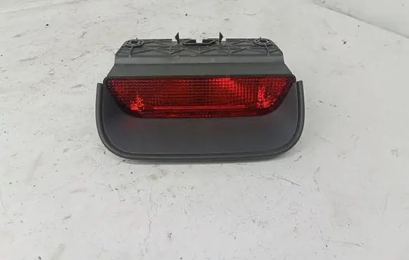 Third/center stoplight