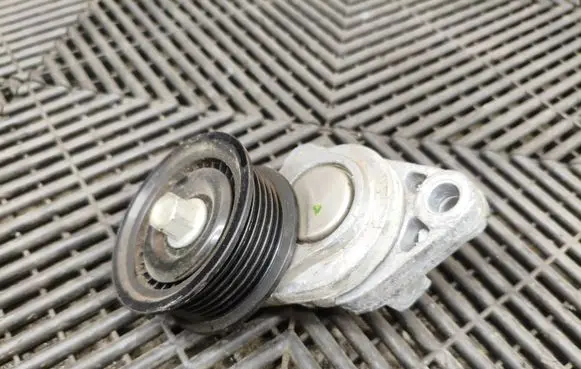 Chevrolet Corvette C6 Generator/alternator belt tensioner 12569301