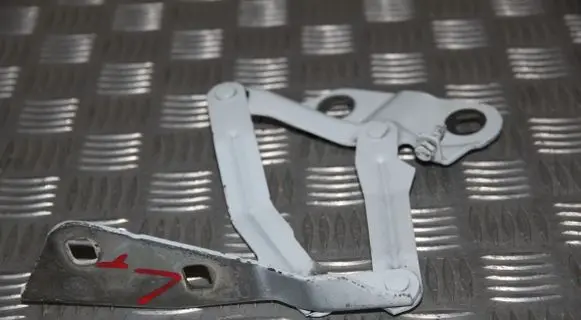Engine bonnet/hood hinges
