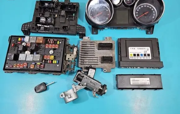 Opel Astra J Engine control unit/module ECU 12647212 IMPRK1373497