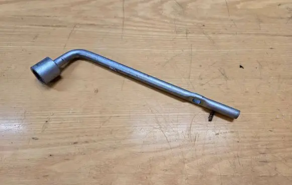 Mazda CX-7 Wheel nut wrench 