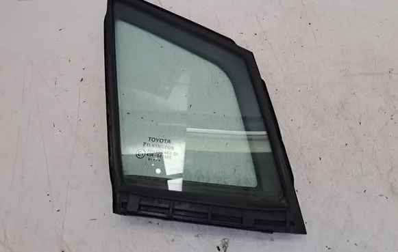 Toyota Avensis T270 Front door vent window glass four-door 6812505010 6821505010