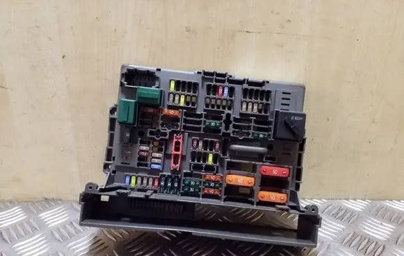 BMW X1 E84 Fuse module 9119446 10688710