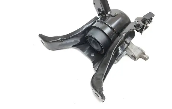 Toyota C-HR I Engine mount bracket