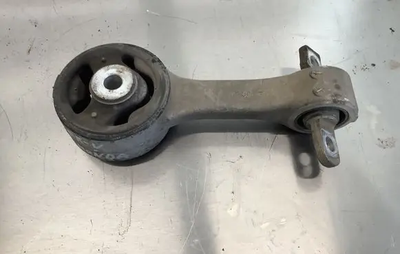 Honda FR-V Engine mount bracket 