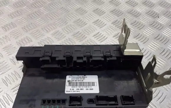 Mercedes-Benz C W203 Fuse box cover 2035450701