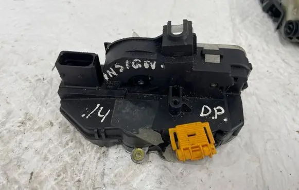 Opel Insignia A Front door lock