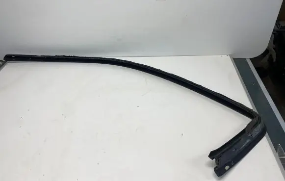 Ford Mustang V Front door glass trim molding 4R336351238A
