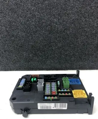 Citroen C4 II Picasso Fuse module 9806687980