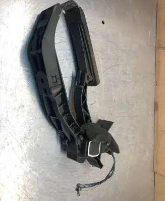 Mercedes-Benz E W211 Accelerator throttle pedal A2113000404