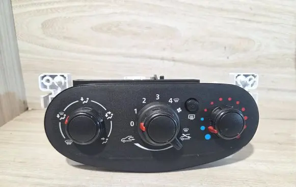 Dacia Sandero II Climate control unit A42303300