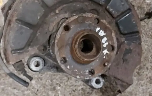 Volkswagen PASSAT B6 Front wheel hub spindle knuckle