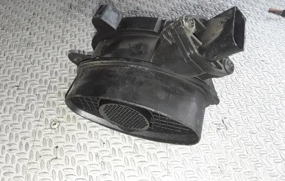 BMW 5 E39 Mass air flow meter 0928400468 77879760