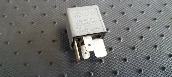 Volkswagen PASSAT B5.5 Other relay 8D0951253 V23134-J52-X300