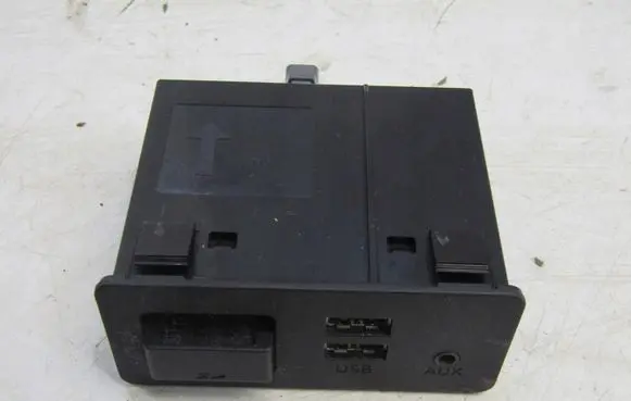 Mazda 2 AUX in-socket connector D09H669U0