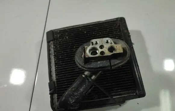 A/C cooling radiator (condenser)