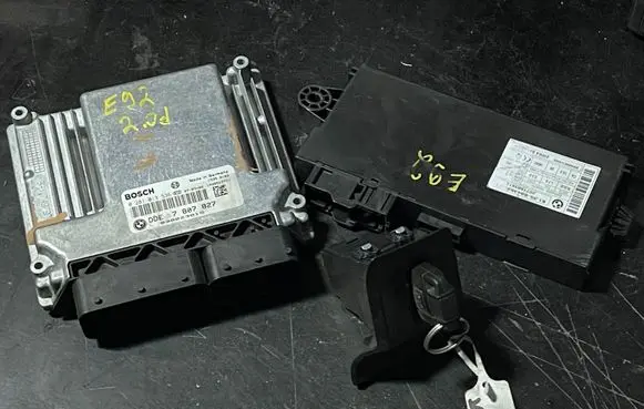 BMW 3 E92 E93 Engine ECU kit and lock set 7807827 030023015 0281013536