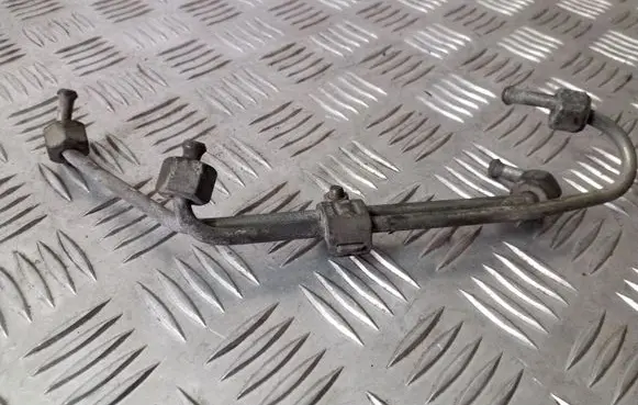 Volkswagen Golf IV Fuel injector supply line/pipe 
