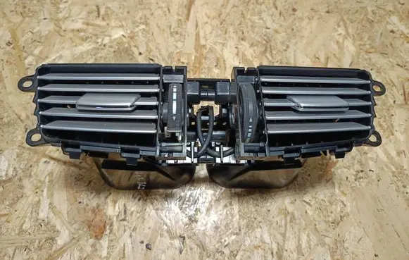 Mercedes-Benz E W212 Dash center air vent grill A2128302554 06825001