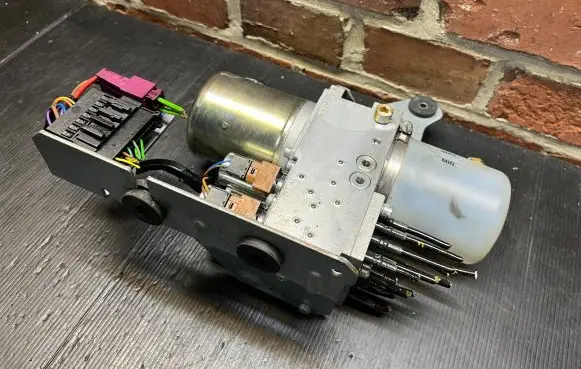 Mercedes-Benz E A207 Convertible roof hydraulic pump A2078000030 MM0A13310227 DAI1110142