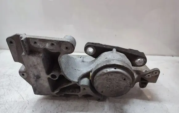 Nissan Qashqai+2 Engine mount bracket