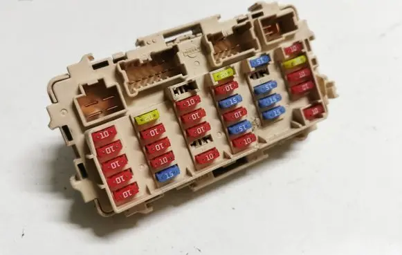 Nissan X-Trail T30 Fuse module 2523079981