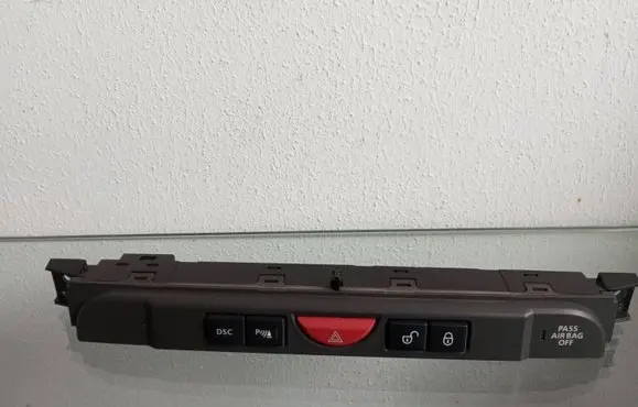 Land Rover Discovery 3 - LR3 Hazard light switch YUL500440WUX 061013