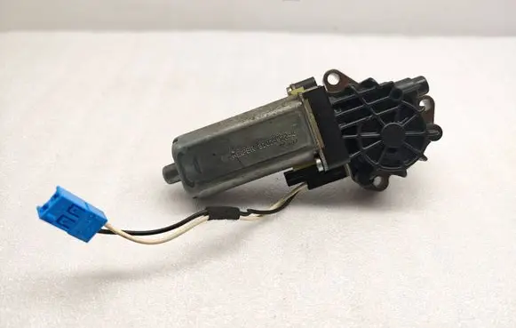 Mercedes-Benz C W203 Seat adjustment motor 82028922 0512