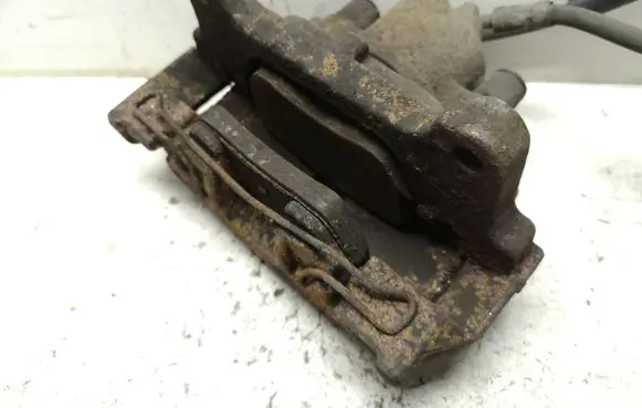 Volkswagen PASSAT B7 Front brake caliper 582