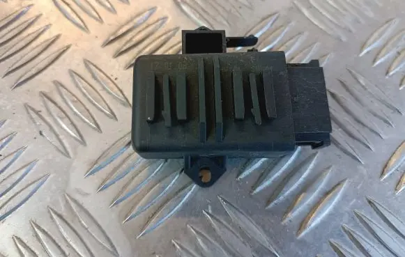 Volkswagen PASSAT B6 Seat heating relay 1K0959772