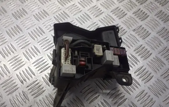 Toyota Avensis T250 Fuse box cover