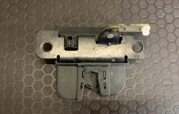 Volkswagen Touareg I Tailgate/trunk/boot lock/catch/latch 7L6827505