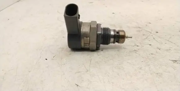 BMW 3 E90 E91 Fuel pressure regulator 0281002949 080308 32677378