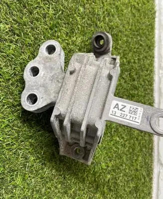Opel Insignia A Engine mount bracket 13227717