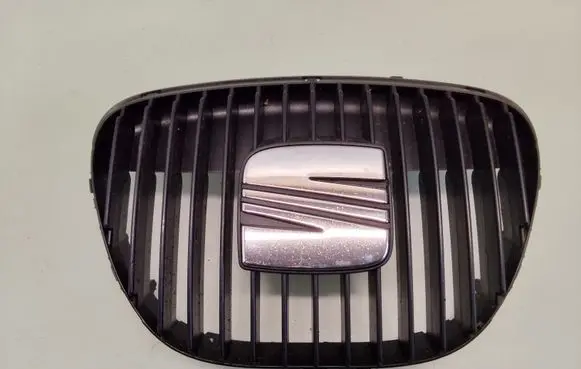 Seat Ibiza III (6L) Front bumper upper radiator grill 6L0853651