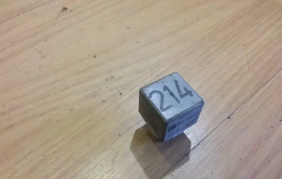 Volkswagen PASSAT B5 Other relay 443951253K