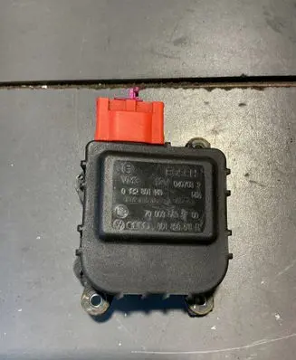 Volkswagen PASSAT B5.5 Air flap motor/actuator 0132801149 8D1820511B 700035693F00