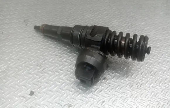 Volkswagen Golf IV Fuel injector 038130073AJ 0414720037