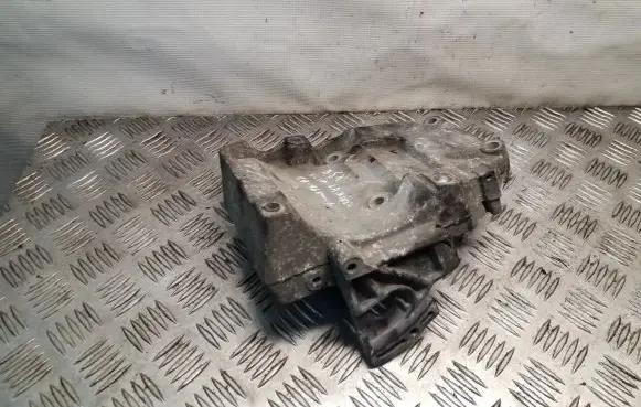Volkswagen PASSAT B5.5 A/C compressor mount bracket 038260885B