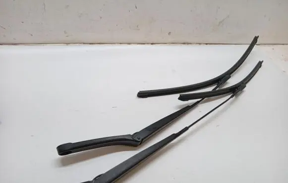 Volkswagen PASSAT B6 Front wiper blade arm 3C1955410B