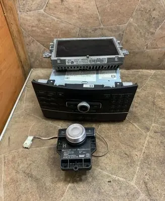 Mercedes-Benz E W212 Radio/CD/DVD/GPS head unit A2129004612