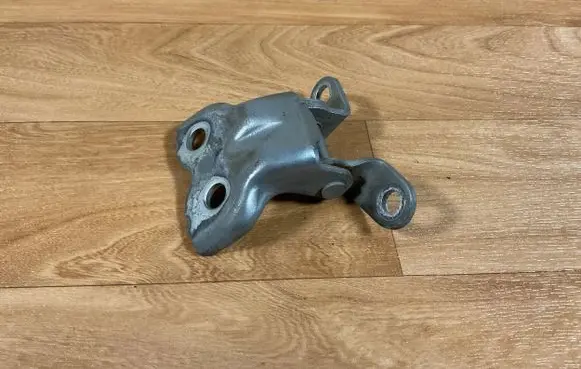 Toyota Avensis T250 Front door lower hinge 