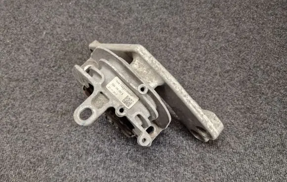 Volkswagen PASSAT B8 Engine mount bracket 5Q0199262S 5Q0199262