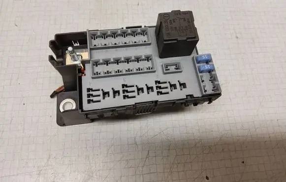 Opel Corsa D Fuse module 13245094