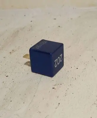 Volkswagen PASSAT B5 Other relay 8A0951253